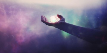 世界在我手中出自哪首歌？