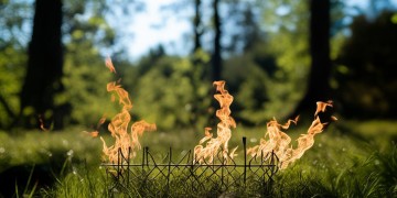 爱是烈火烧出自哪首歌？