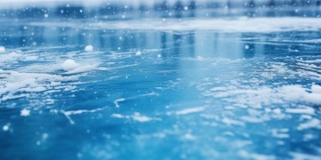 冬天蓝蓝的水究竟是哪首歌？