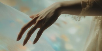 我不愿放开你的手究竟是哪首歌？